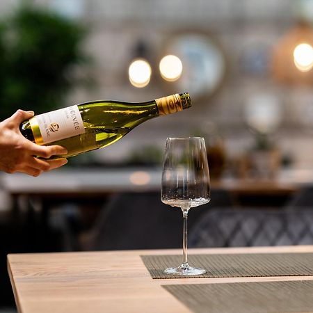 Hotel Residence Promenade 布尔加斯 外观 照片 Wine being poured