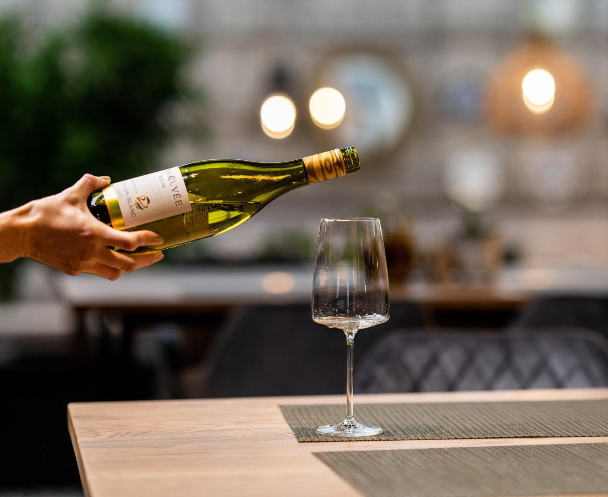 Hotel Residence Promenade 布尔加斯 外观 照片 Wine being poured