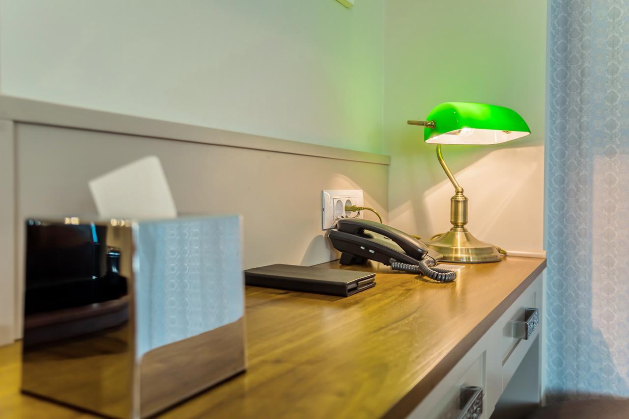 Hotel Residence Promenade 布尔加斯 外观 照片 A green table lamp